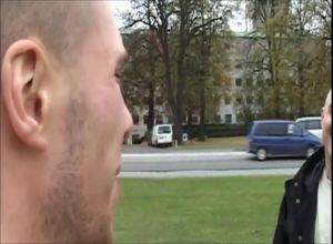 Красивую шведку мужики ебут вдвоём